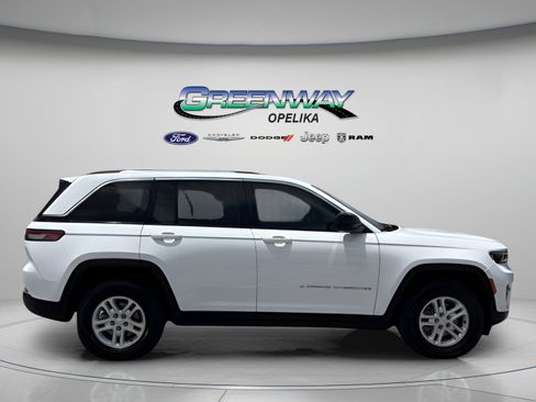 Used 2023 Jeep Grand Cherokee Laredo RWD image 11