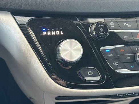 Used 2023 Chrysler Pacifica Touring-L FWD image 31