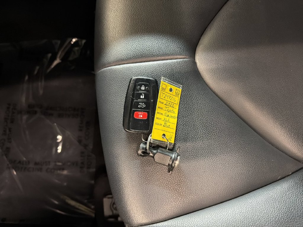 Used 2022 Toyota Highlander XLE AWD/4WD image 13