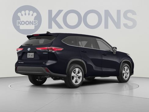 Used 2023 Toyota Highlander LE AWD/4WD image 4
