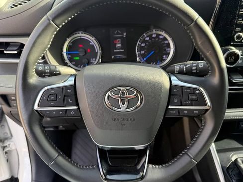 Used 2021 Toyota Highlander LE FWD image 12
