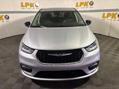Used 2024 Chrysler Pacifica Touring-L FWD image 8
