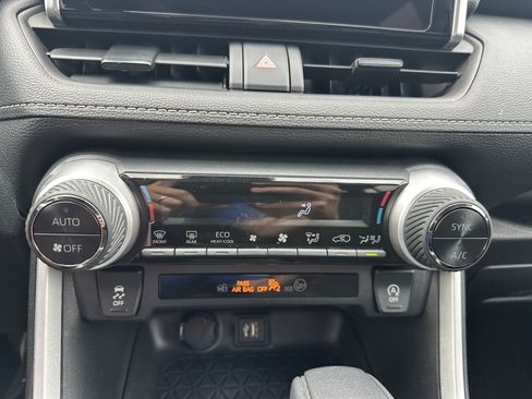 Used 2023 Toyota RAV4 XLE AWD/4WD image 18