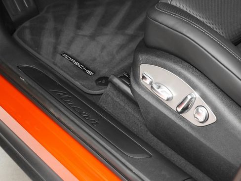 Certified 2025 Porsche Macan AWD/4WD image 21