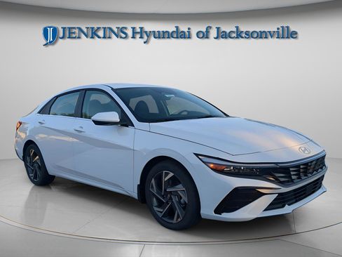 New 2025 Hyundai Elantra SEL image 7