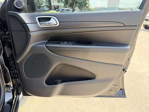 Used 2018 Jeep Grand Cherokee Laredo AWD/4WD image 11