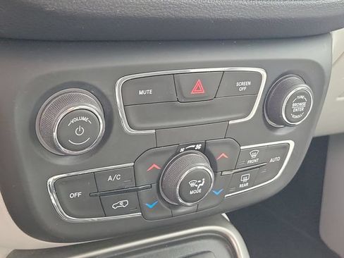 Used 2018 Jeep Compass Latitude w/ Popular Equipment Group FWD image 31