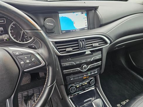 Used 2017 INFINITI QX30 Premium image 28