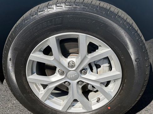 Used 2023 Jeep Grand Cherokee Limited AWD/4WD image 9