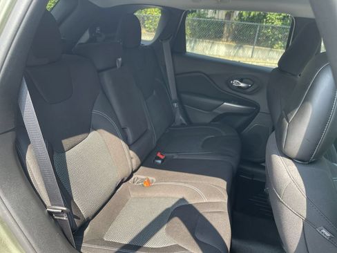 Used 2021 Jeep Cherokee Latitude FWD image 24