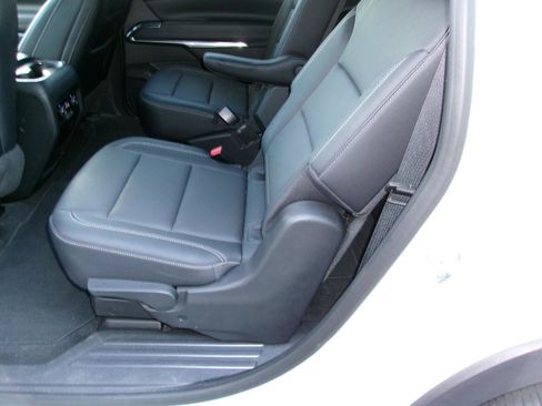 Used 2025 Chevrolet Traverse LT image 11