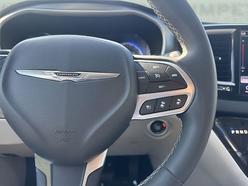 Used 2023 Chrysler Pacifica Touring-L FWD image 15