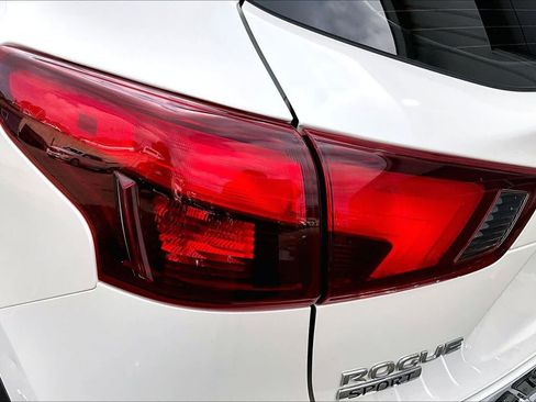 Used 2018 Nissan Rogue Sport SV w/ SV Technology Package AWD/4WD image 28