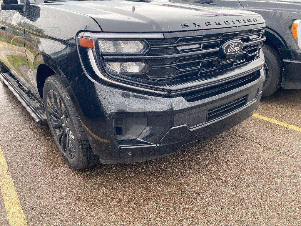 Used 2025 Ford Expedition Max Platinum w/ Stealth Appearance Package AWD/4WD image 3