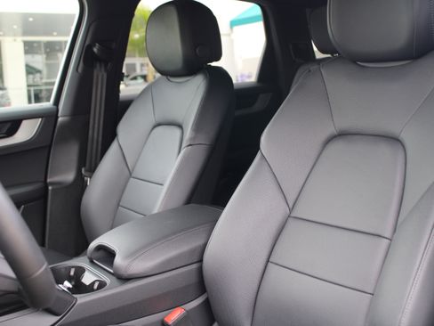 Certified 2025 Porsche Cayenne AWD/4WD image 5