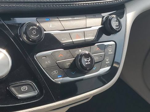 Used 2024 Chrysler Pacifica Limited FWD image 29