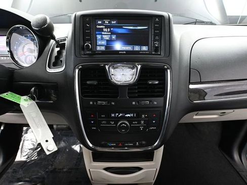 Used 2013 Chrysler Town & Country Touring image 28