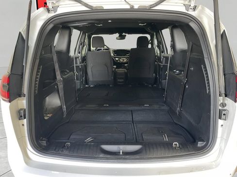 Used 2022 Chrysler Pacifica Touring FWD image 19