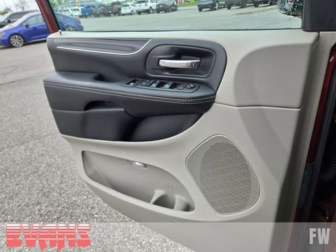 Used 2018 Dodge Grand Caravan SXT FWD image 17
