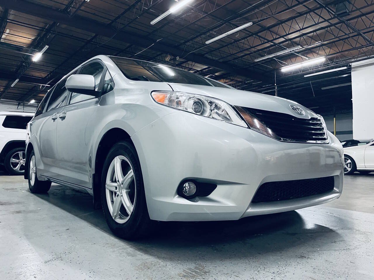 Used 2017 Toyota Sienna LE FWD image 3