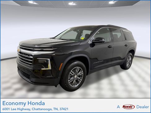 Used 2025 Chevrolet Traverse LT w/ Enhanced Driving Package AWD/4WD image 1