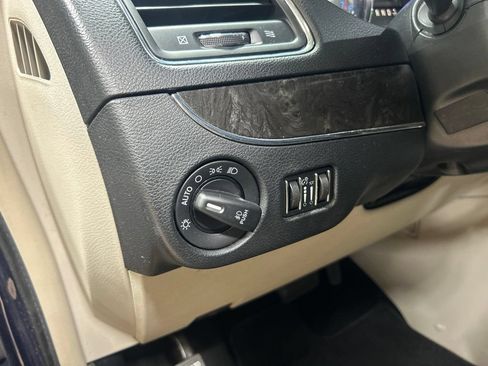 Used 2014 Chrysler Town & Country Touring FWD image 20