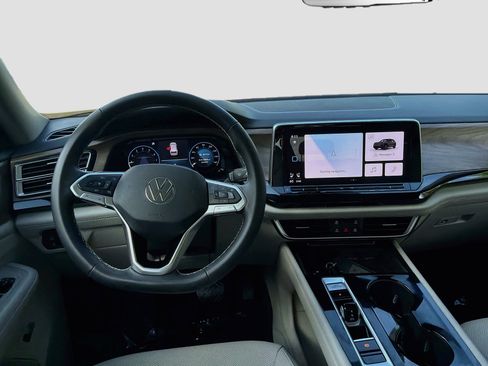 Used 2024 Volkswagen Atlas SE w/ Panoramic Sunroof Package FWD image 20