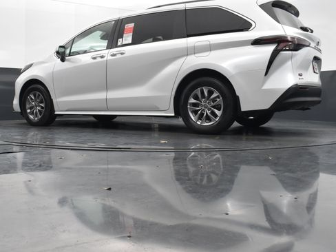 Used 2026 Toyota Sienna XLE FWD image 37