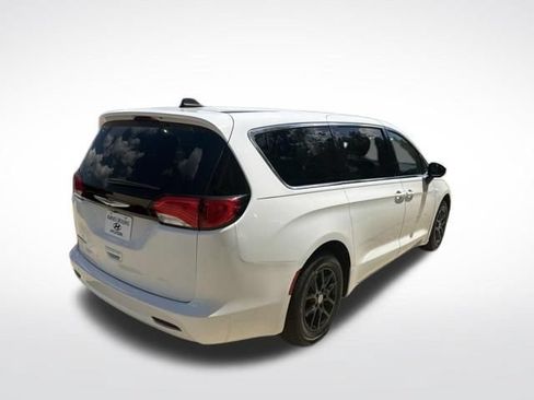 Used 2022 Chrysler Voyager LX FWD image 3