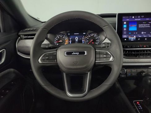 Used 2023 Jeep Compass Latitude image 17