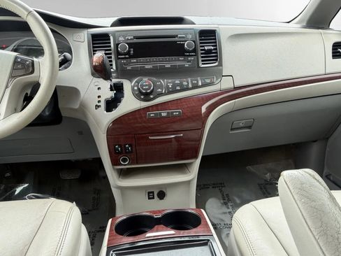 Used 2013 Toyota Sienna XLE FWD image 12