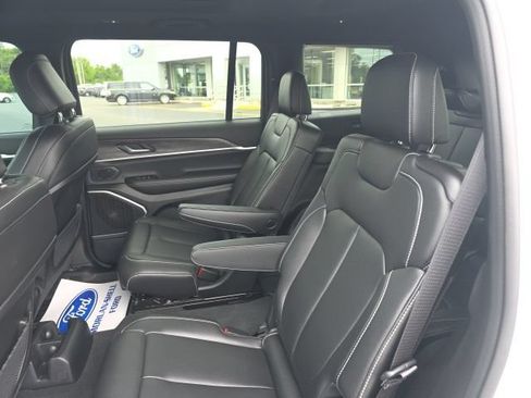 Used 2025 Jeep Grand Cherokee L Limited w/ Black Appearance Package AWD/4WD image 10