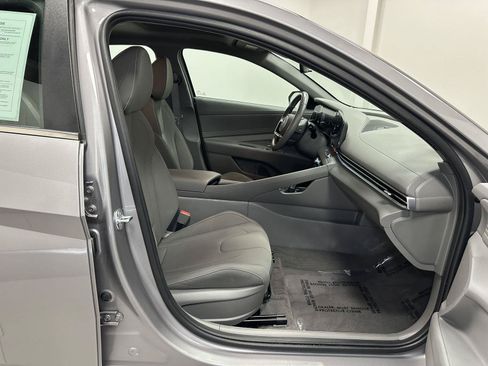 Used 2025 Hyundai Elantra SEL FWD image 38