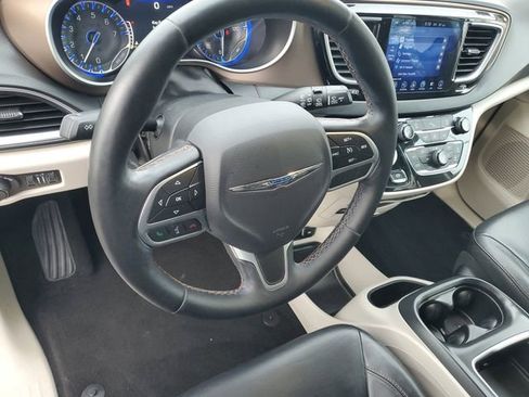 Used 2017 Chrysler Pacifica Touring-L Plus image 18