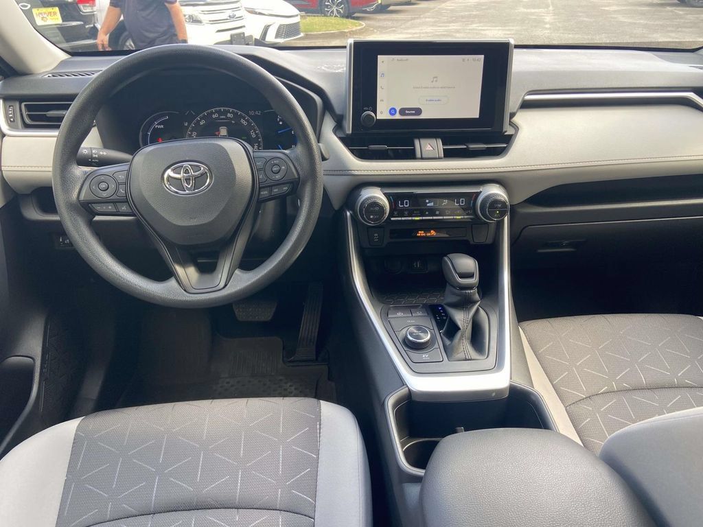 Used 2025 Toyota RAV4 XLE AWD/4WD image 10