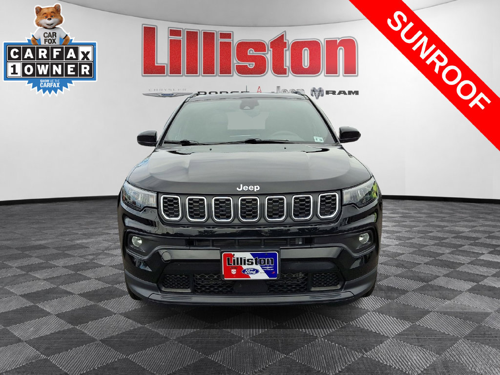 Used 2024 Jeep Compass Latitude w/ Sun and Sound Group AWD/4WD image 2