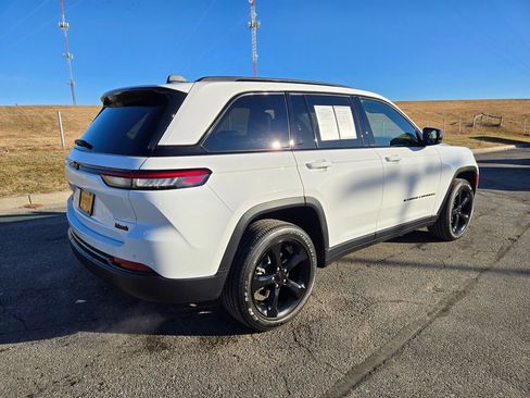 Used 2023 Jeep Grand Cherokee Altitude image 3