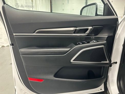 Used 2025 Kia Telluride S image 8