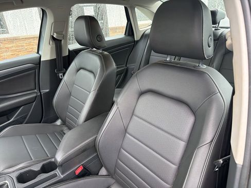 Used 2023 Volkswagen Jetta SE w/ Panoramic Sunroof Package FWD image 3