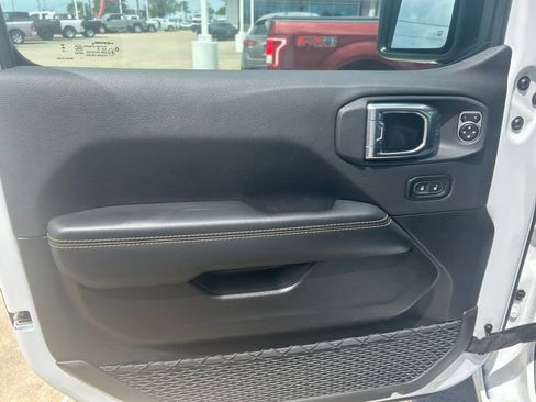 Used 2025 Jeep Wrangler Unlimited Sahara image 3