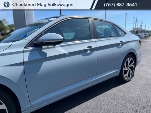 Used 2025 Volkswagen Jetta SEL FWD image 2