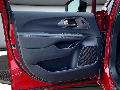 Used 2025 Chrysler Pacifica Select image 21