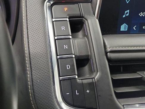 Used 2024 Chevrolet Suburban Premier RWD image 31
