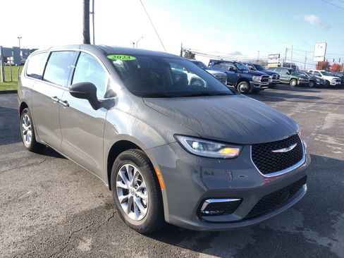 Used 2023 Chrysler Pacifica Touring-L image 15