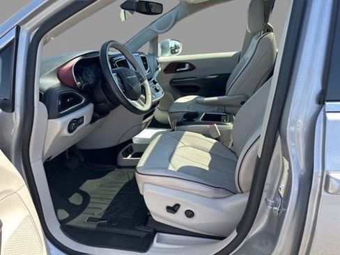 Used 2019 Chrysler Pacifica Limited FWD image 2