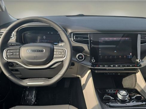Used 2024 Jeep Wagoneer L Series III w/ Premium Group I image 2