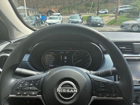 Used 2025 Nissan Versa SV FWD image 27