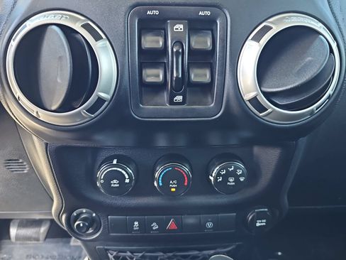 Used 2017 Jeep Wrangler Unlimited Sahara w/ Connectivity Group AWD/4WD image 24