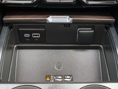 Used 2024 GMC Yukon XL Denali image 29