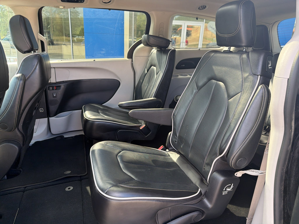 Used 2023 Chrysler Pacifica Limited FWD image 7